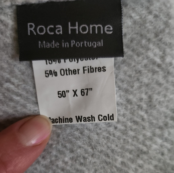 Roca Home Portugal Elegant Throw Blanket 50"×67" - Picture 4 of 5